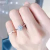 Bröllopsringar Lyxig Dainty Flower Ring for Women Cubic Zirconia Silver Color Engagement Finger Lady Jewelry KBR409