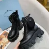 Bottes Femmes Designers Bottes Cheville Martin Botte monolithe militaire inspiré chaussures en cuir surdimensionnées combat plate-forme bas nylon bouch avec sacs e22