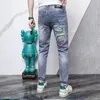 Pantalones vaqueros para hombre Slim Fit Pies pequeños Azul claro Estampado de dibujos animados Marca de moda Four Season Pantalones lápiz Ropa de calle joven Pantalones masculinos Ropa de hombre