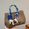 Novo designer de luxo sacos de bolsas de moda Totes Ladies Fashion Classic Bolsa com lenços e cavalos de bolsa de ombro de couro de vaca de vaca