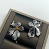 Neue französische Ohrhänger Ohrstecker Silber Metallic Blumenohrringe Süße Ohrringe Frühling und Sommer Ohrreif Designerschmuck CEE-02