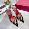 2022 Sandaler Metal V Buckle High Heel Shoes Pointed Toe ￤kta l￤der Tunna klackar 4cm 6cm 8cm 10cm Summer Classics Women Red Wedding Yff5
