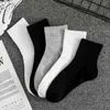 Dise￱ador para hombres calcetines para mujer cinco pares de lujo deportes de invierno de invierno bordado de calcetines impresos bordado de algod￳n mujer