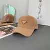 Czapki z daszkiem para jesienna i zimowa od projektanta włosów ciepłe cukierki Casquette metalowy trójkąt list styl sportowy kapelusz