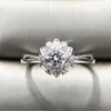 Bröllopsringar Lyxig Dainty Flower Ring for Women Cubic Zirconia Silver Color Engagement Finger Lady Jewelry KBR409