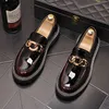 2023 Nya designerb￥tspikar l￤genheter skor f￶r m￤n guld casual sko film super stj￤rnor slip-on nitar besatta m￤n loafers 38-44.