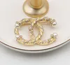 23ss 2 cores Marca de luxo Designers Cartas Broches Pedra preciosa Mulheres famosas Broche banhado a ouro 18 K Terno Pin Moda Jóias Acessórios de casamento