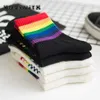 Socken Strumpfwaren Winter Regenbogen Gestreifte Baumwollsocken für Frauen Schwarz/Weiß Sport Mädchen Socken im College-Stil Trendy wilde Harajuku lustige Kunst warme Socken T221116