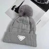 Designer Prad Hüte Luxus Beanie Wintermütze Damen Damen Warme Mützen Kunstpelz Pom Poms Bommelmütze Gestrickte Totenkopfmütze Schwarz Weiß PRA-Buchstabe Damen Motorhaube Casquette