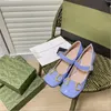 Casual Sandals Baotou Women Shoes Summer Beach Designer Fashion 100% läderbälte spänne tjocka klackar Lady Metal Cowhide Letter Arbeta stor storlek 35--40