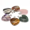 Dekorativa figurer Hj￤rtformh￤ngen Natural Healing Crystal and Stone Hand-Made Craft Trinka Charms Tillbeh￶r f￶r DIY-smycken