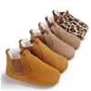 Första Walkers Brand Toddler Born Baby Boy Girl Läder Soft Sole Crib Shoes Sneakers Prewalker Leopard Solid Warm 221107