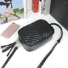 ハンドバッグ女性Luxurysデザイナーバッグ2021カジュアルトラベルタッセルスモールスクエアバッグPUマテリアルファッションショルダーバッグの財布