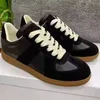 2022 Ny modeklassiker Black Mm Shoes Retro Designer Casual Sneakers Män och kvinnor Flat slitbeständiga Soles Simple Design 35-45 Storlek Toppkvalitet med original