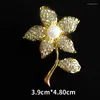 Bow Ties Luxury Flower Pearl -broche voor kledingpak Coat Chic Tie dames Alloem Rijnste juwelierspelden Bowtie Gift Corsage Accessoires