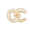 2 colores Mujeres 18K Chapado en oro Marca Carta Broche INS Perla Rhinestone Crystal Metal Broches Traje Laple Pin Accesorios de joyería de moda Regalos