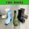 mulheres bege de botas de chuva