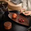 Тарелки закуски деревянные листья листья формируют суши