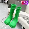 2023 Femmes Designer Boots Boot Rain Boot Paris Chaussures Knee High Boties 20 mm de long Arch Eva Plateforme de caoutchouc Boots de pluie Green Bright P2651807