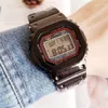 Мужские цифровые спортивные часы Quartz Watch Светодиодные холодные световые дисплеи Всемирное время бабочка кнопка сплав сплав сплав квадратный циферблат серия дубовых серий.