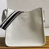 Lederbeutel mit Schultergurt Metalldreieck Logo Druck gewebte Band Umhängetaschen Nylonfutter Frauen Handtaschen Crossbody Luxury Designer Hobo -Geldbörsen