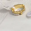 Top luksusowe pierścionki projektantów biżuterii kobiety uwielbiają urok uroków ślubnych czarno -biały złoto plastowany Pierścień ze stali nierdzewnej Pierścień Pierścień J064 {kategoria}