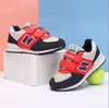 Barns sportskor våren nya mode barn sneakers grossist koreanska mesh andningsbara stötdämpare casual löpskor