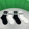 Herren-Designer-Damen-Socken, vier Paar, Luxe-Sport-Winter-Mesh-Buchstaben-bedruckte Socken-Stickerei, Baumwolle, Mann und Frau