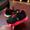 운동 신발 어린이 편지 Led Luminous Sport Run 운동화 캐주얼 아이 여자 아기 소년을 밝히는 패션 에어 메쉬