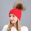 Bonnet Crâne Caps FS Hiver Chaud Tricoté Chapeaux Pour Femmes Avec Vraie Fourrure De Raton Laveur Pompon Vert Blanc