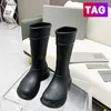 2023 Femmes Designer Boots Boot Rain Boot Paris Chaussures Knee High Boties 20 mm de long Arch Eva Plateforme de caoutchouc Boots de pluie Green Bright P2651807