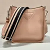 L￤derv￤ska med axelband metall triangel logotyp tryck v￤vda tejp axelp￥sar nylon foder kvinnor handv￤skor crossbody lyxdesigner hobo pl￥nb￶cker