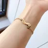 Nuovi braccialetti di stile Braccialetto da donna Gioielli di design di lusso Placcato oro 18 carati Acciaio inossidabile Amanti di nozze Regalo Braccialetti a catena con polsino