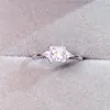 Кластерные кольца Moissanite 1 квадратный алмазный кольцо содержит 925 серебряного серебряного красивого цвета