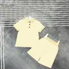 Roupas de designer infantis para crian￧as conjuntos de roupas da primavera outono coreano impress￣o de crian￧as roupas de manga curta Tampas e cal￧as shorts 2pcs Conjunto de roupas infantis