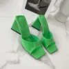 الصنادل 2022 Summer Slippers Triangle Striving Strange High Cheels Gules Women Square Toe Slip on Party Nightclub Shoes 188 ZDH