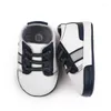 Eerste wandelaars babyjongens casual schoenen zachte zool baby coole sprots blauwe witte kleur mode sneakers