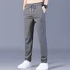 Pantaloni da uomo elasticizzati ad asciugatura rapida con cintura elasticizzata resistente per esercizi fitness abbigliamento quattro stagioni gamba dritta casual