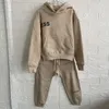 ESSベビーフーディーズセットキッズデザイナー服トラックスーツの子供用衣服ファジョンボーイズアウターウェアパンツ2ピーススポーツベルベットスタイル5931UIで堅実なプリント