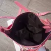 リベットバケットバッグピンクの女性ハンドバッグ高級デザイナーCorssbodyショルダーバッグ女性バイクバッグレザークロスボディウォレット財布大容量シルバーハードウェア
