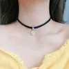 Cara coreana coreana margarida branca pingente colar fêmea clavícula curta de couro preto corda de pescoço colares para mulheres