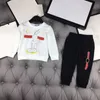 Completi di abbigliamento firmati per bambini Nuove tute con stampa di lusso Giacche con lettere alla moda Pantaloni da jogging Felpa stile sportivo casual Abbigliamento per ragazzi AAA