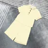 ベビーキッズデザイナーの服セット夏の子供服フルレター印刷半袖Tシャツトップとショーツ2PCSセットキッズ服