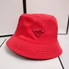 sombrero de cubo de diseño rojo