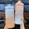 1pc 2000ml Botellas de agua Kawaii Botella gigante con marcador de tiempo Pegatina de paja Plástico Deporte Viaje Jugo Jarra Lindo Gimnasio portátil Bebida tazas SS1110