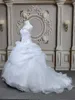 Abiti da sposa in organza senza spalline con lacci sul retro Abiti da sposa con strascico di corte in rilievo