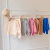 Kläder sätter 2-12 år gamla barns rena färgfamilj förtjockad huva kostym höst och vinter långärmad bomullssporter 221110