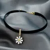 Choker Korean White Daisy Naszyjnik Samica Krótki czarny skórzany link Naszyjniki dla kobiet