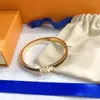 Ny stil armband kvinnor armband designer brev smycken faux läder 18k guld pläterad rostfritt stål kvinnors armband bröllopspresent tillbehör S022 EL0P