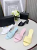 2022 Известные бренды Ladies Summer Lynuine Leather Sandals Designer модные высококачественные классические роскошные шва для шва 6 см. Крупные каблуки повседневная обувь